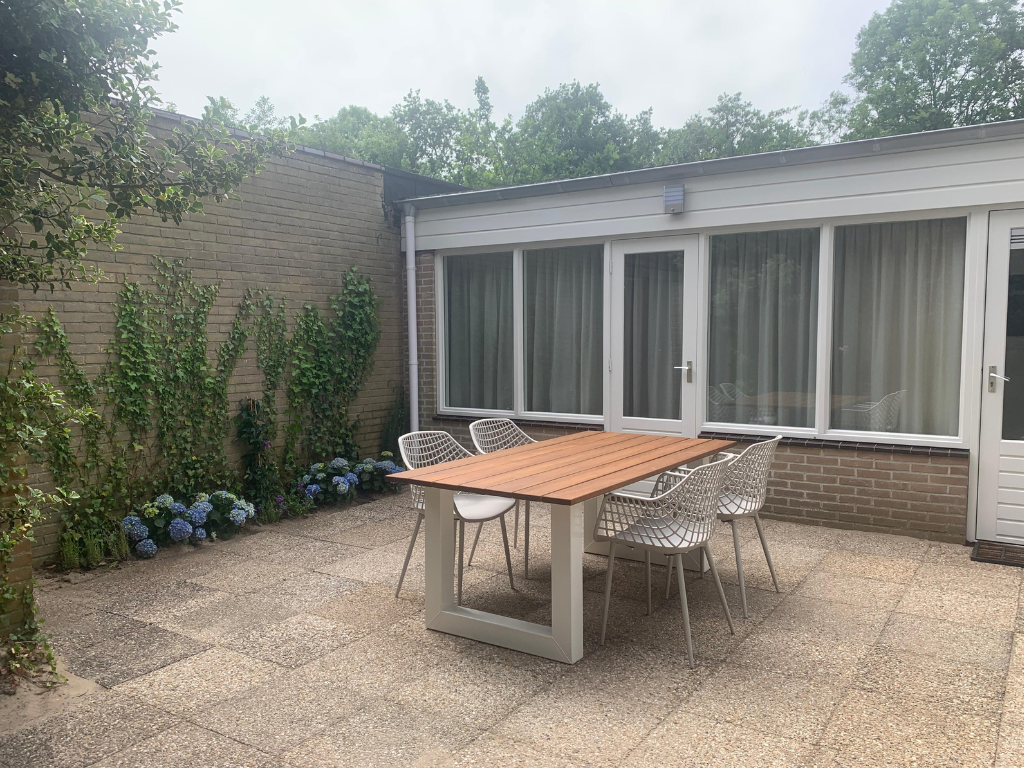 Terras met grote tafel en stoelen