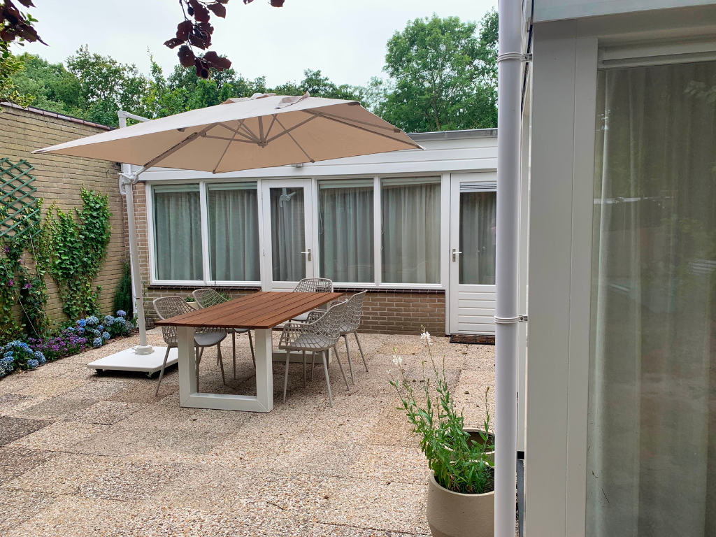 Terrasse mit Sonnenschirm