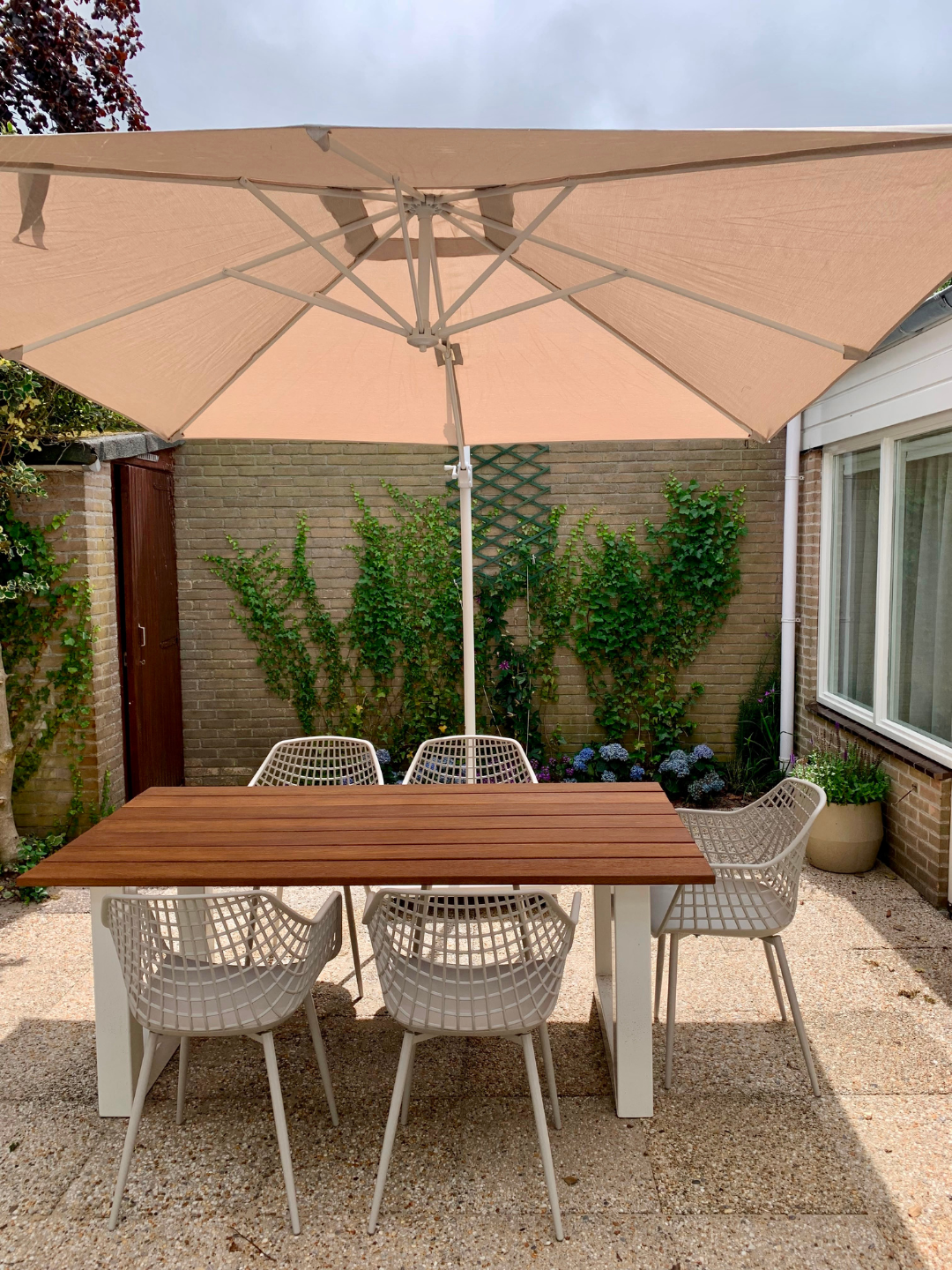 Sonnenschirm in der Sonne auf der Terrasse