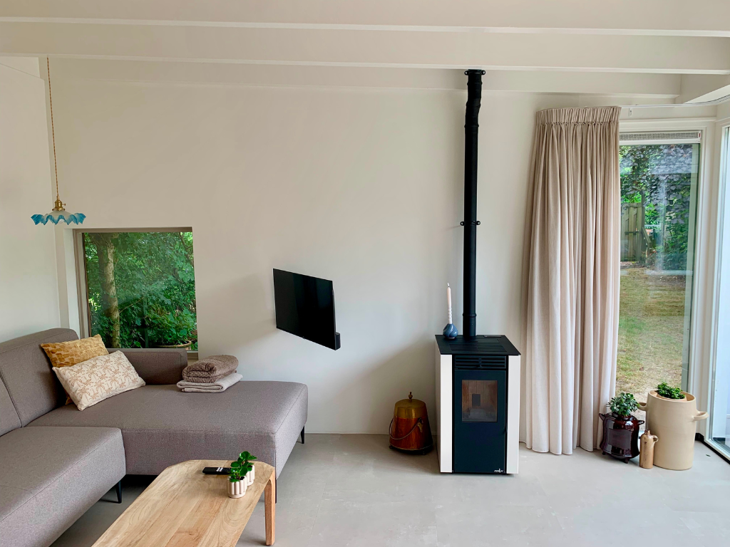 Wohnzimmer mit TV und Sitzecke